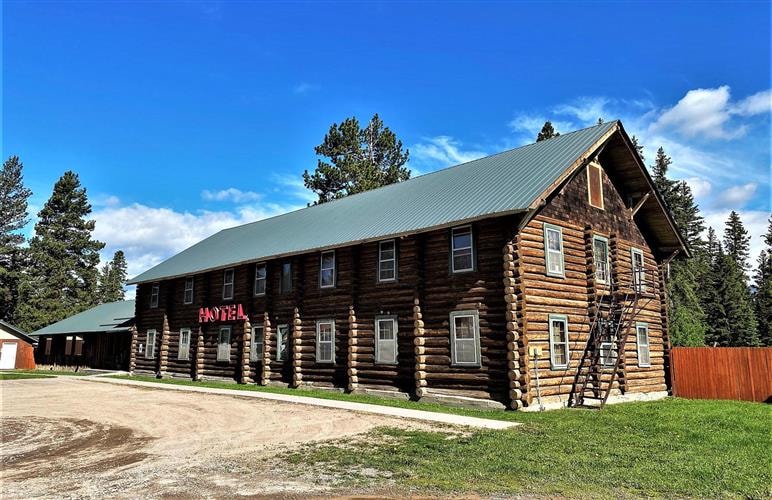 Lincoln Log Hotel exterior in Lincoln, Montana