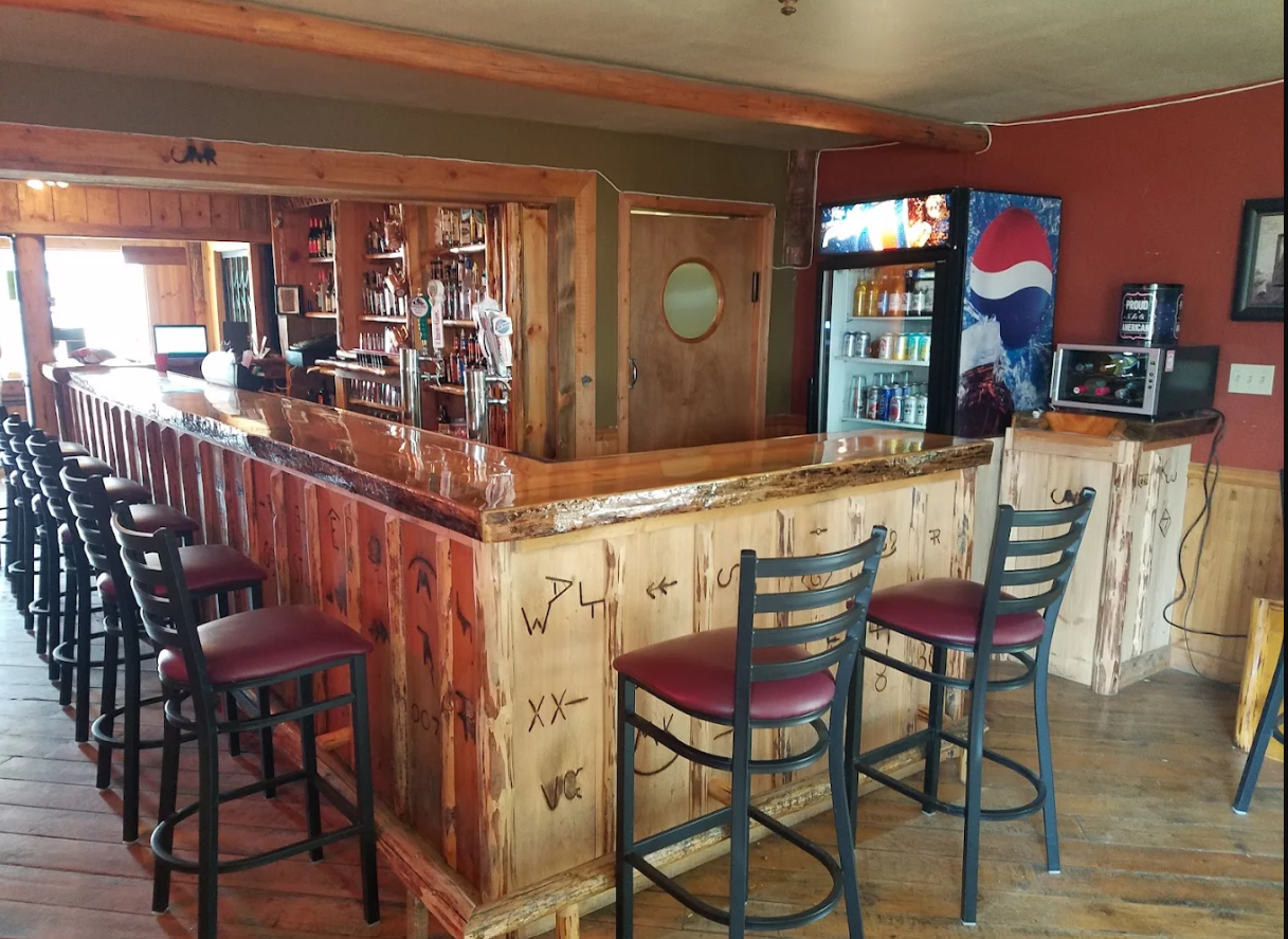 Restaurant and bar at Lincoln Log Hotel